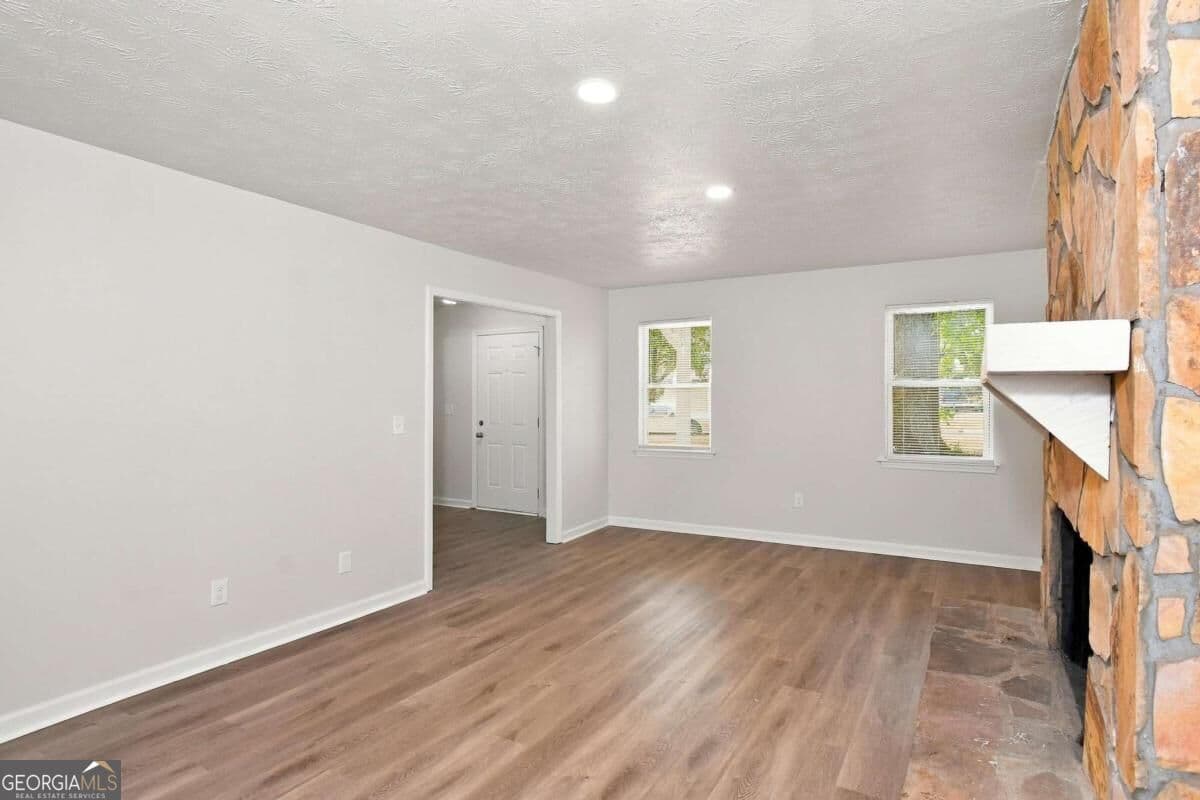3 bedroom, 2 bathroom, 1,988 sq ft single family residence for sale at 3230 Grand Central Drive, Snellville, GA 30078 — photo 6