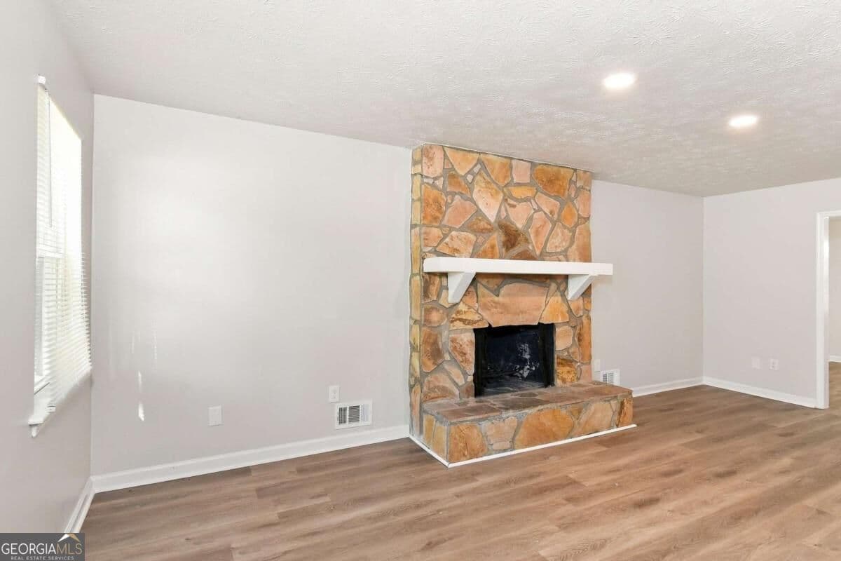 3 bedroom, 2 bathroom, 1,988 sq ft single family residence for sale at 3230 Grand Central Drive, Snellville, GA 30078 — photo 3