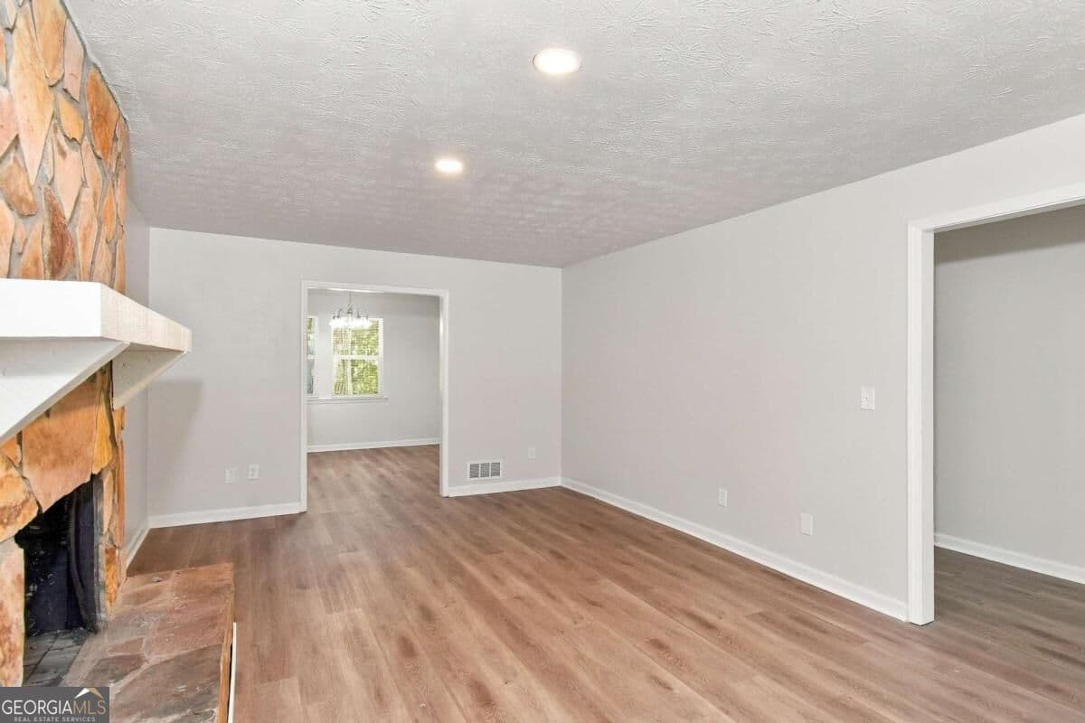3 bedroom, 2 bathroom, 1,988 sq ft single family residence for sale at 3230 Grand Central Drive, Snellville, GA 30078 — photo 5