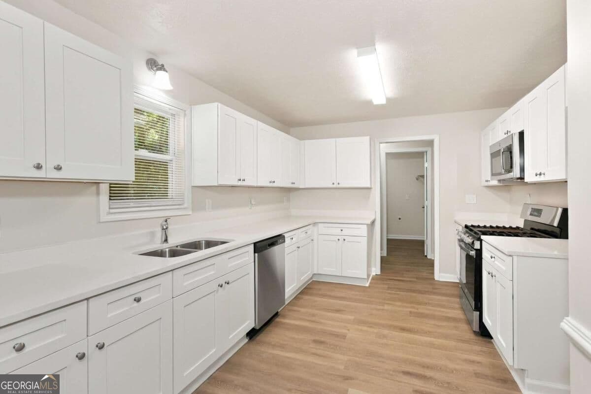 3 bedroom, 2 bathroom, 1,988 sq ft single family residence for sale at 3230 Grand Central Drive, Snellville, GA 30078 — photo 9