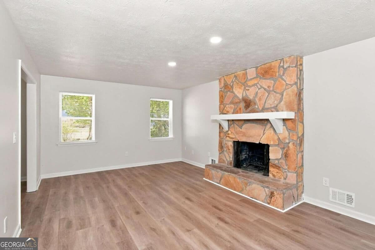 3 bedroom, 2 bathroom, 1,988 sq ft single family residence for sale at 3230 Grand Central Drive, Snellville, GA 30078 — photo 4