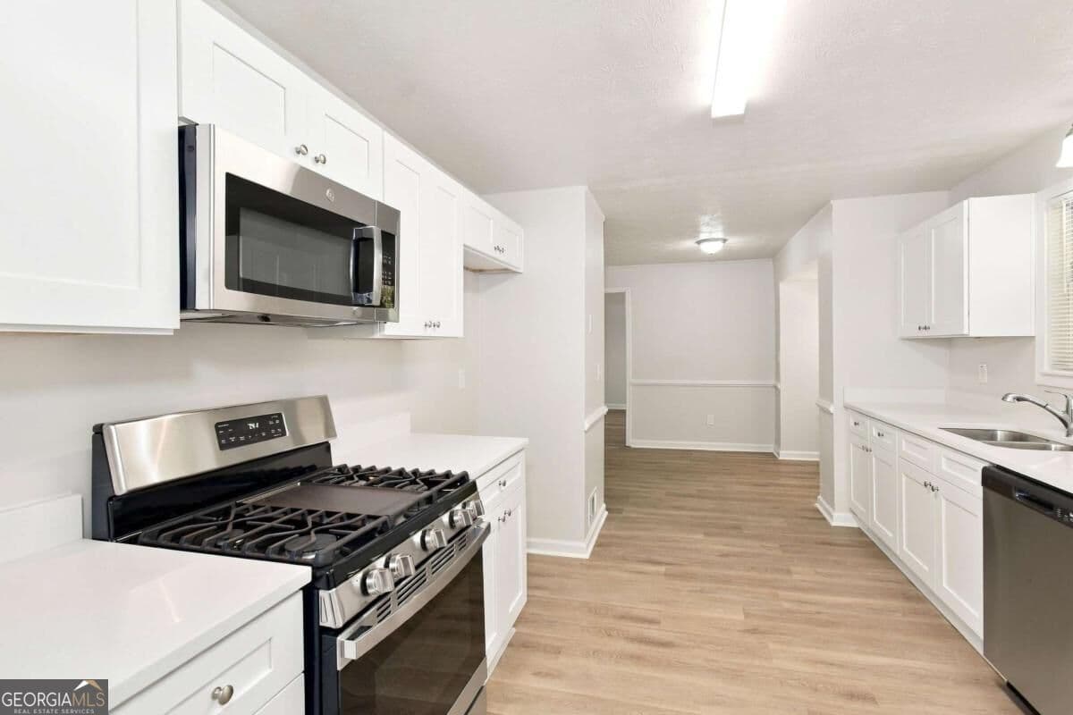 3 bedroom, 2 bathroom, 1,988 sq ft single family residence for sale at 3230 Grand Central Drive, Snellville, GA 30078 — photo 8