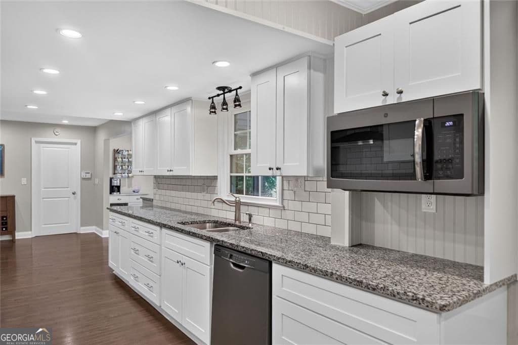 4 bedroom, 2.5 bathroom, 3,703 sq ft single family residence for sale at 4371 Vintage Lane, Dunwoody, GA 30338 — photo 6