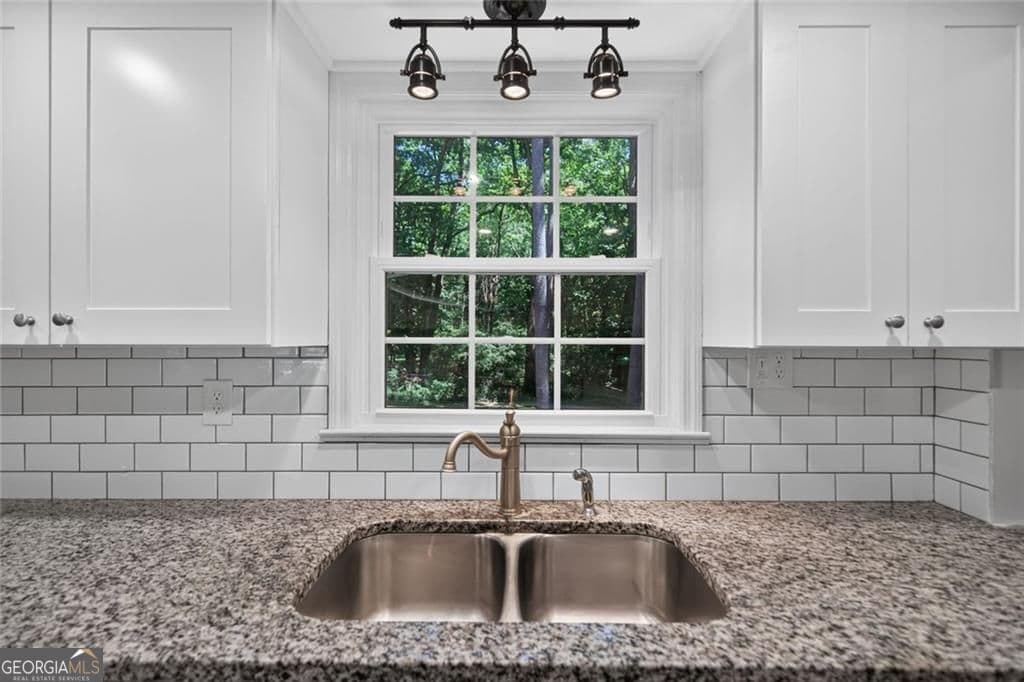 4 bedroom, 2.5 bathroom, 3,703 sq ft single family residence for sale at 4371 Vintage Lane, Dunwoody, GA 30338 — photo 7