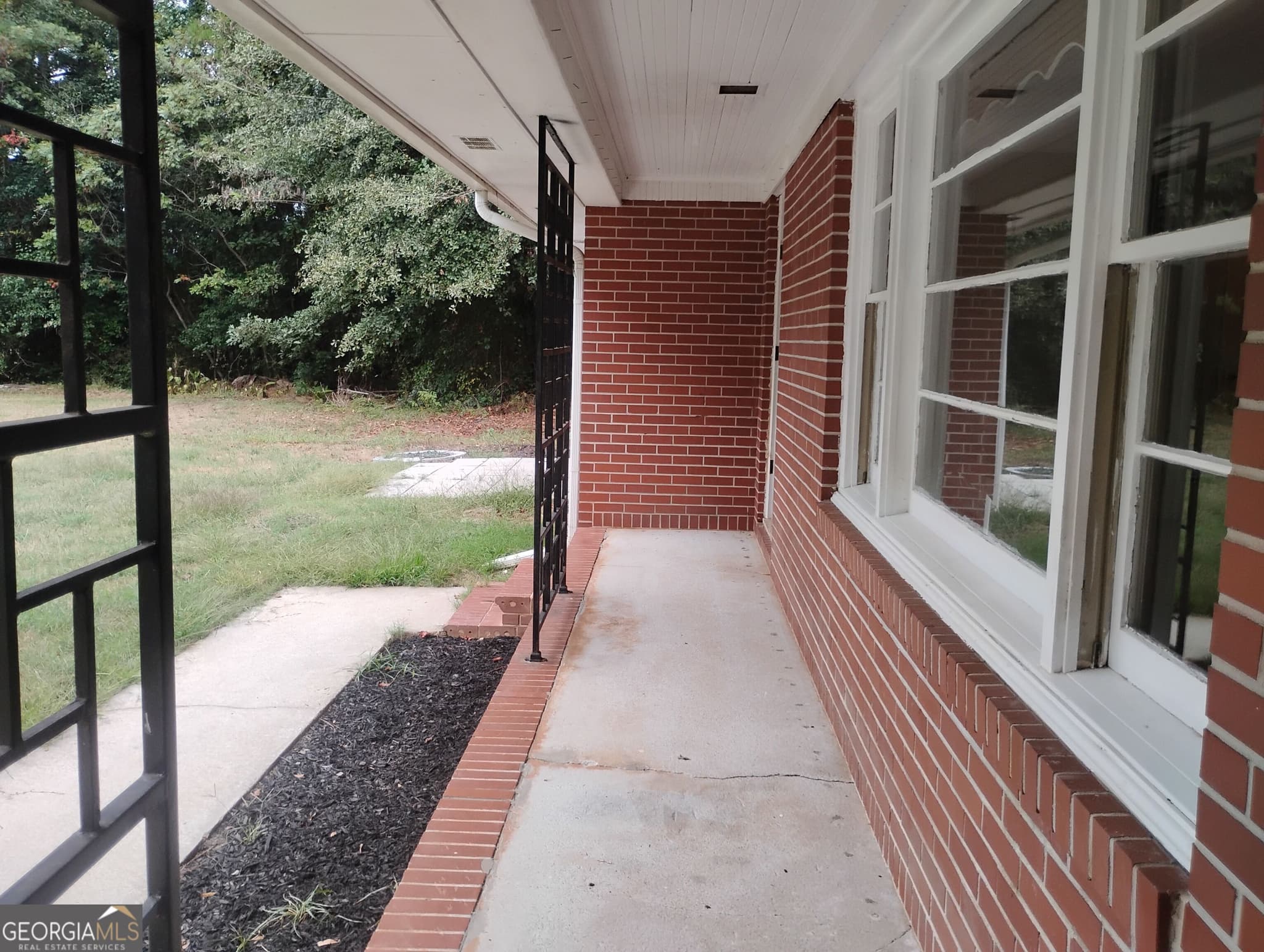 4 bedroom, 3 bathroom, 2,135 sq ft single family residence for sale at 318 W Main Street, Rutledge, GA 30663 — photo 3