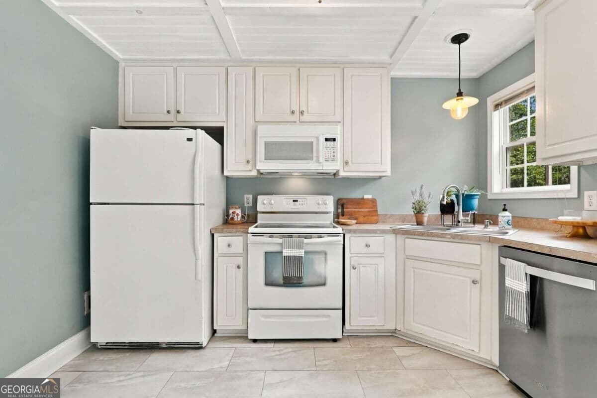 3 bedroom, 2.5 bathroom, 2,268 sq ft single family residence for sale at 196 W Scott Court, Fairmount, GA 30139 — photo 9