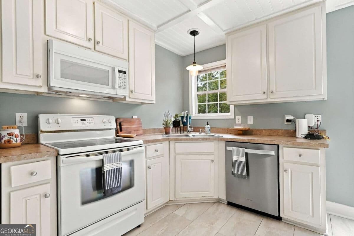 3 bedroom, 2.5 bathroom, 2,268 sq ft single family residence for sale at 196 W Scott Court, Fairmount, GA 30139 — photo 10