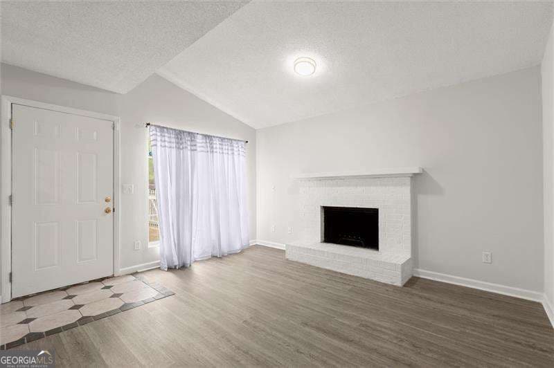 2 bedroom, 2 bathroom, 1,162 sq ft condominium for sale at 573 Picketts Bend Court, Marietta, GA 30008 — photo 2