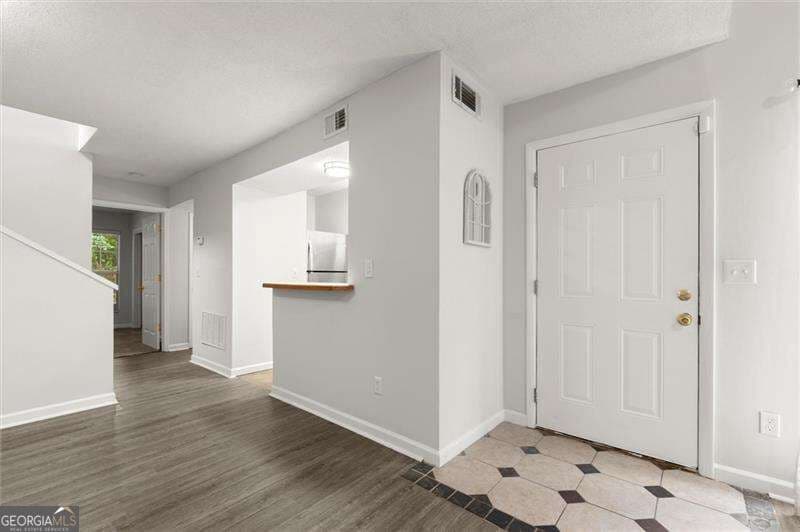 2 bedroom, 2 bathroom, 1,162 sq ft condominium for sale at 573 Picketts Bend Court, Marietta, GA 30008 — photo 3