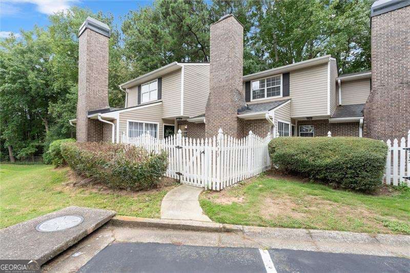 2 bedroom, 2 bathroom, 1,162 sq ft condominium for sale at 573 Picketts Bend Court, Marietta, GA 30008 — photo 1 of 26
