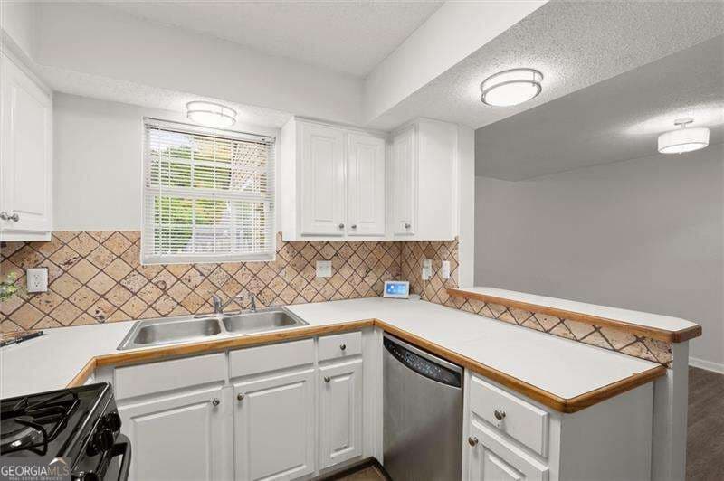 2 bedroom, 2 bathroom, 1,162 sq ft condominium for sale at 573 Picketts Bend Court, Marietta, GA 30008 — photo 5