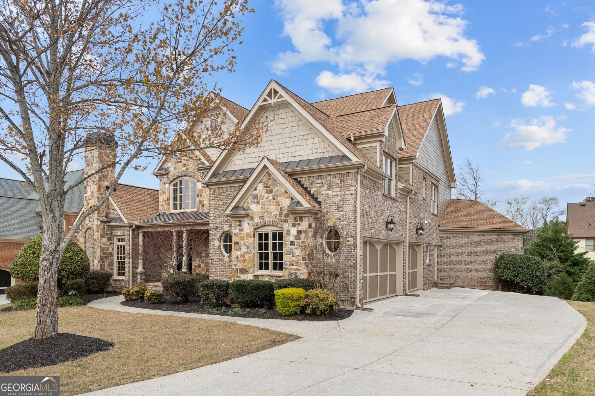 6 bedroom, 5.5 bathroom, 7,604 sq ft single family residence for sale at 2302 Walkers Glen Lane, Buford, GA 30519 — photo 2