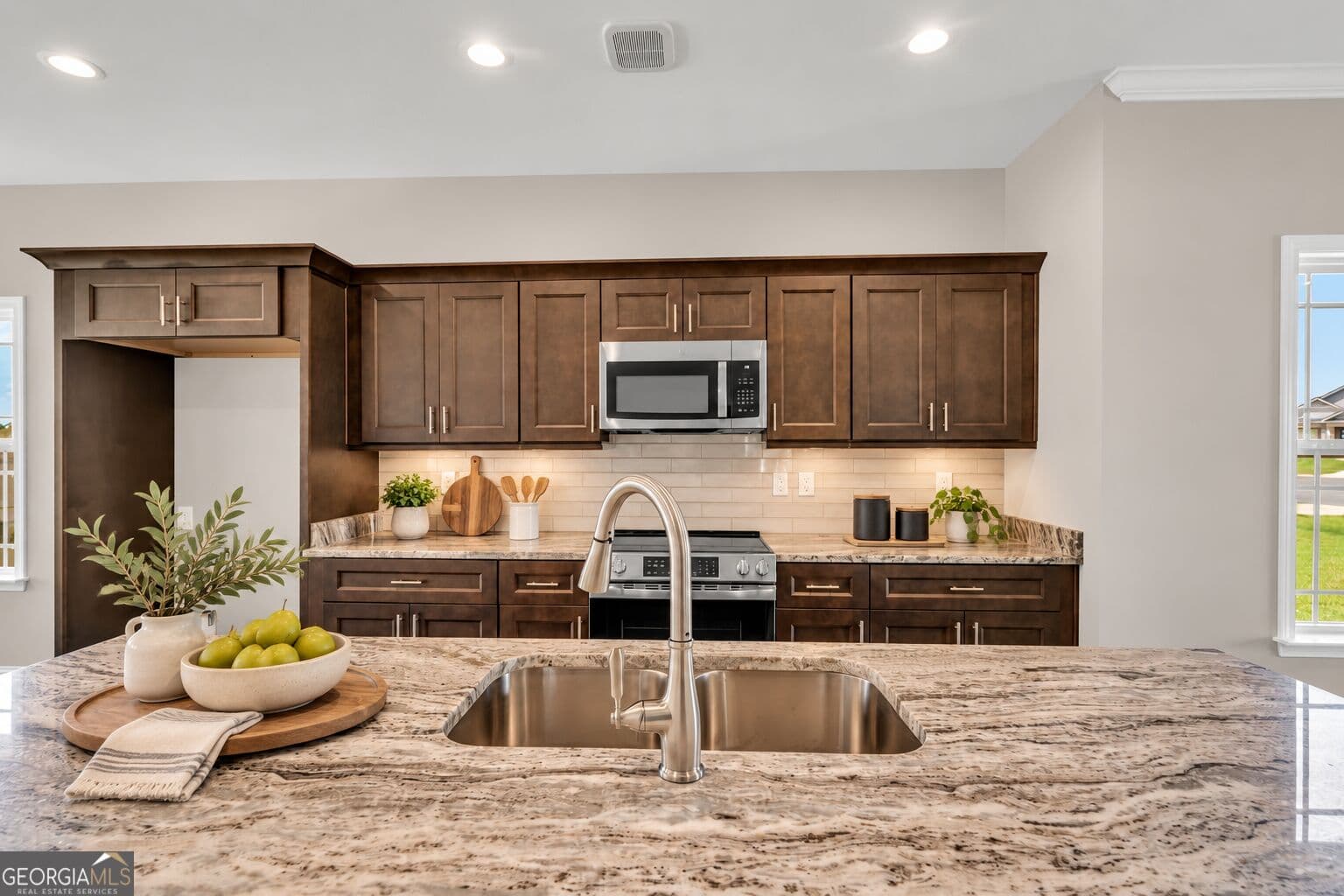 3 bedroom, 2 bathroom, 1,605 sq ft single family residence for sale at 212 Eric Court, Byron, GA 31008 — photo 3