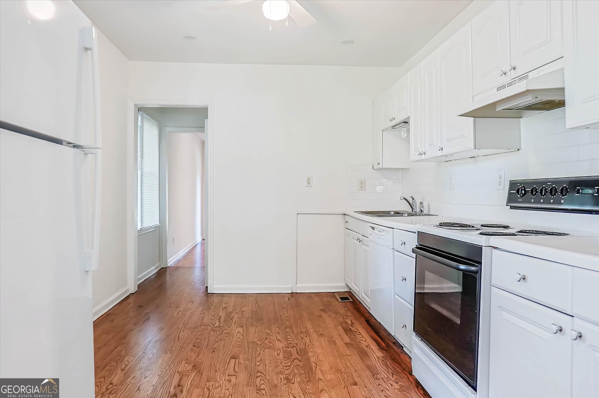 3 bedroom, 2 bathroom, 1,054 sq ft single family residence for sale at 1464 Hawthorne Avenue, Atlanta, GA 30309 — photo 3