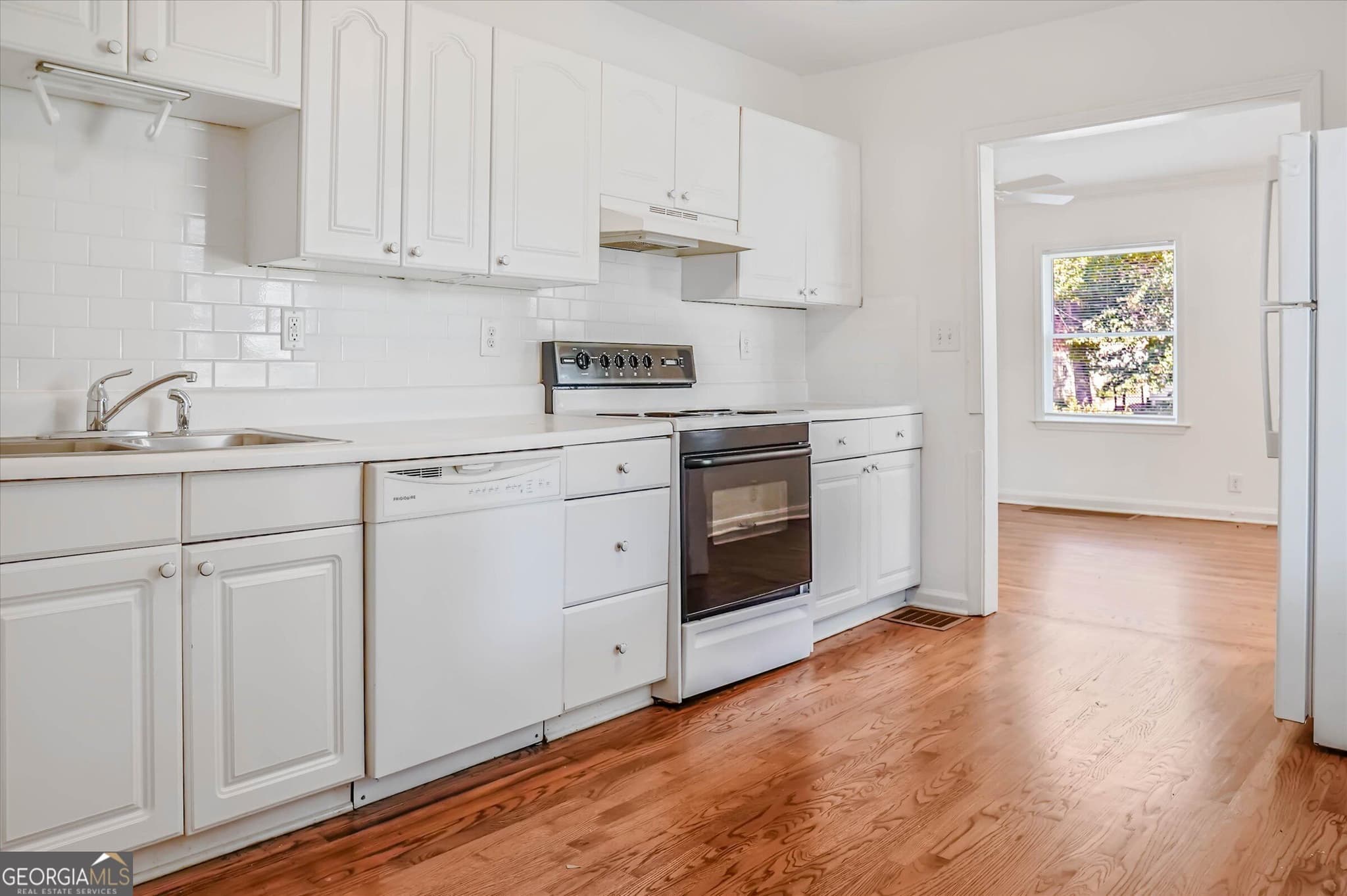 3 bedroom, 2 bathroom, 1,054 sq ft single family residence for sale at 1464 Hawthorne Avenue, Atlanta, GA 30309 — photo 4