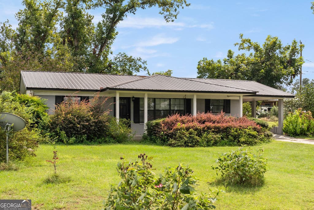 3 bedroom, 1 bathroom, 1,134 sq ft single family residence under contract at 27 Patricia Lane, Hazlehurst, GA 31539