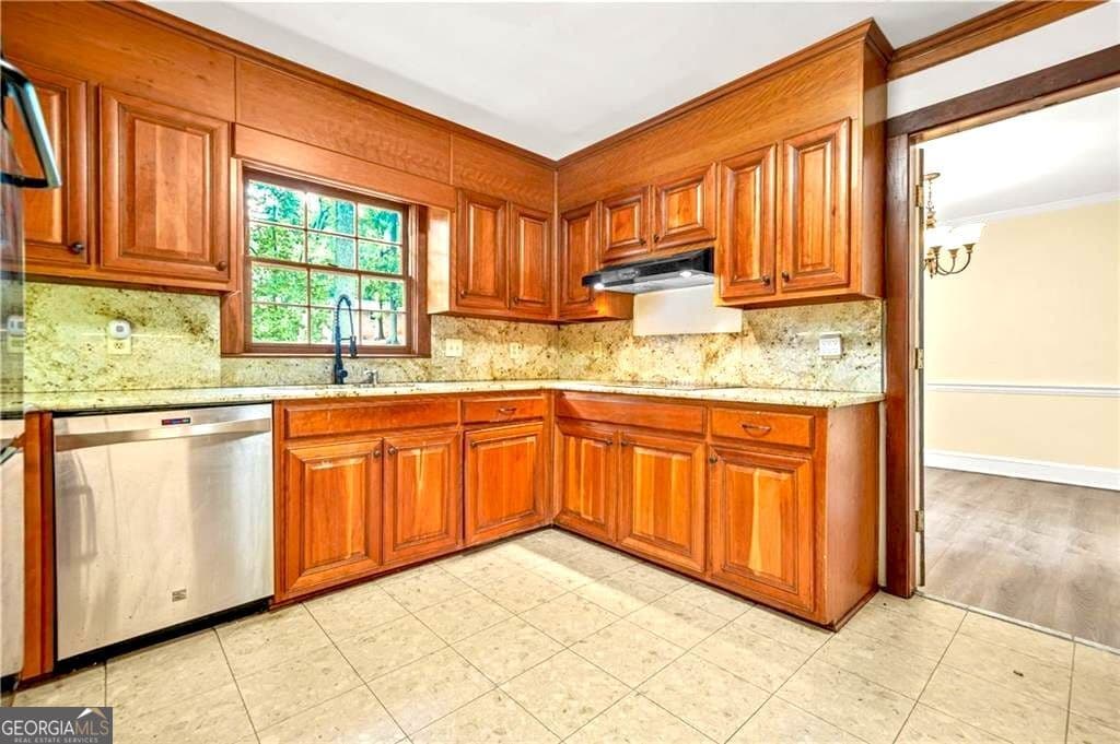 4 bedroom, 3.5 bathroom, 3,444 sq ft single family residence for sale at 574 Hickory Hills Court, Stone Mountain, GA 30083 — photo 7
