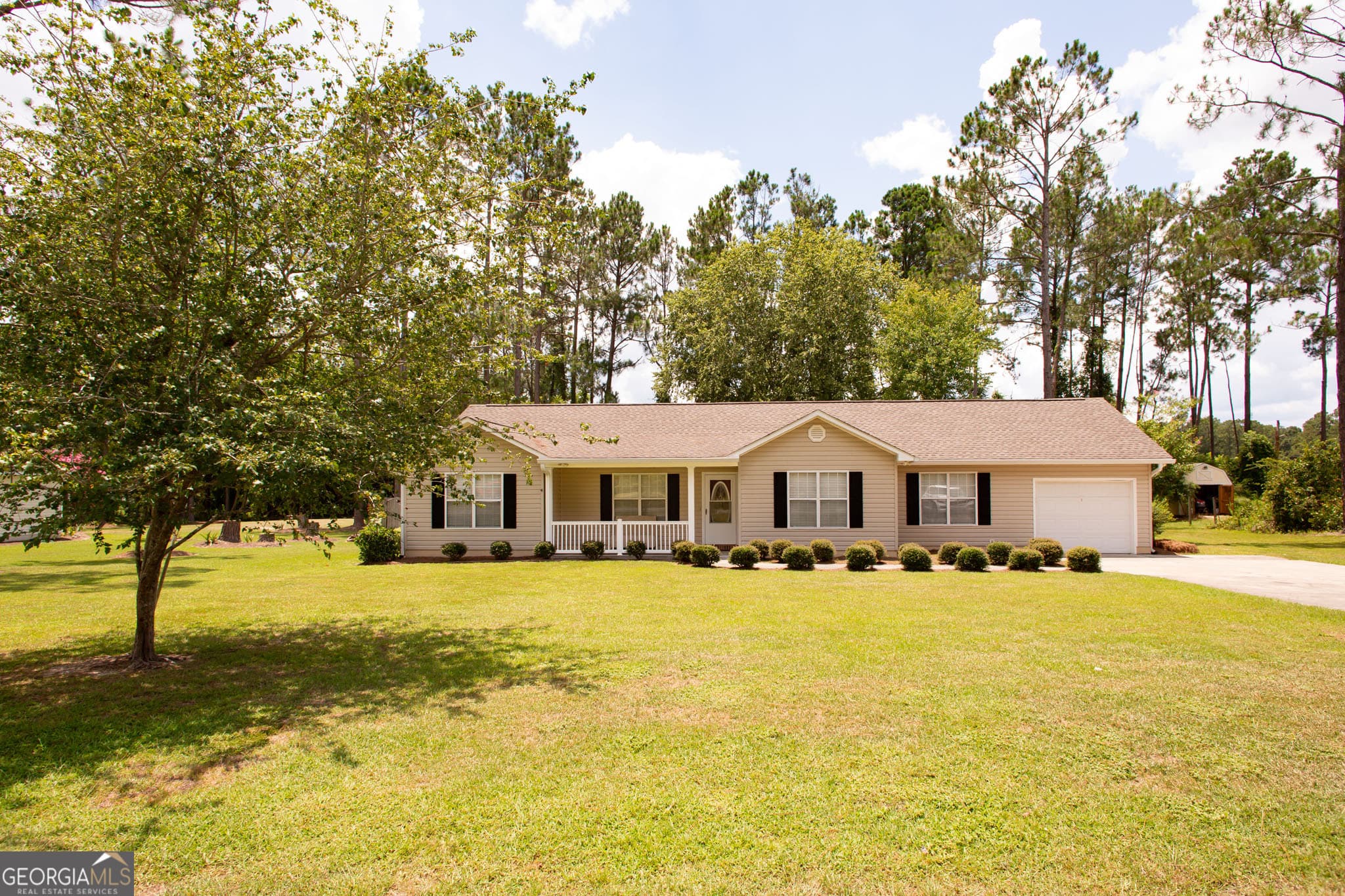 4 bedroom, 2 bathroom, 1,669 sq ft single family residence sold at 6619 Pine Ridge Circle, Blackshear, GA 31516