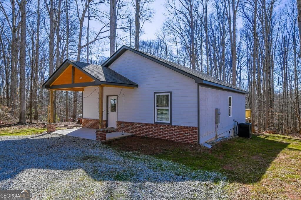 2 bedroom, 2 bathroom, 1,800 sq ft cabin,single family residence for sale at 1020 Riverbend Road, Commerce, GA 30530 — photo 3