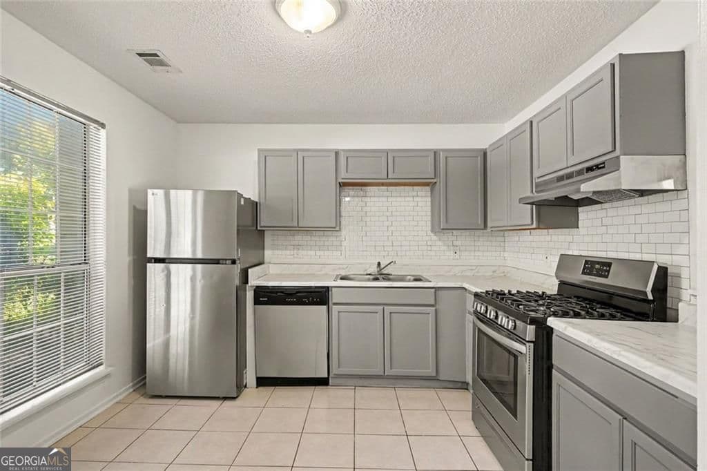 2 bedroom, 2.5 bathroom, 1,120 sq ft townhouse for sale at 8547 Jamestown Way, Jonesboro, GA 30238 — photo 6