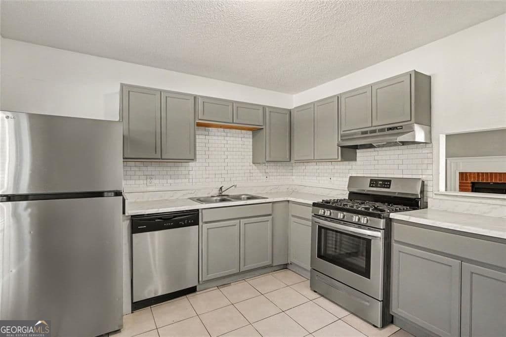 2 bedroom, 2.5 bathroom, 1,120 sq ft townhouse for sale at 8547 Jamestown Way, Jonesboro, GA 30238 — photo 7