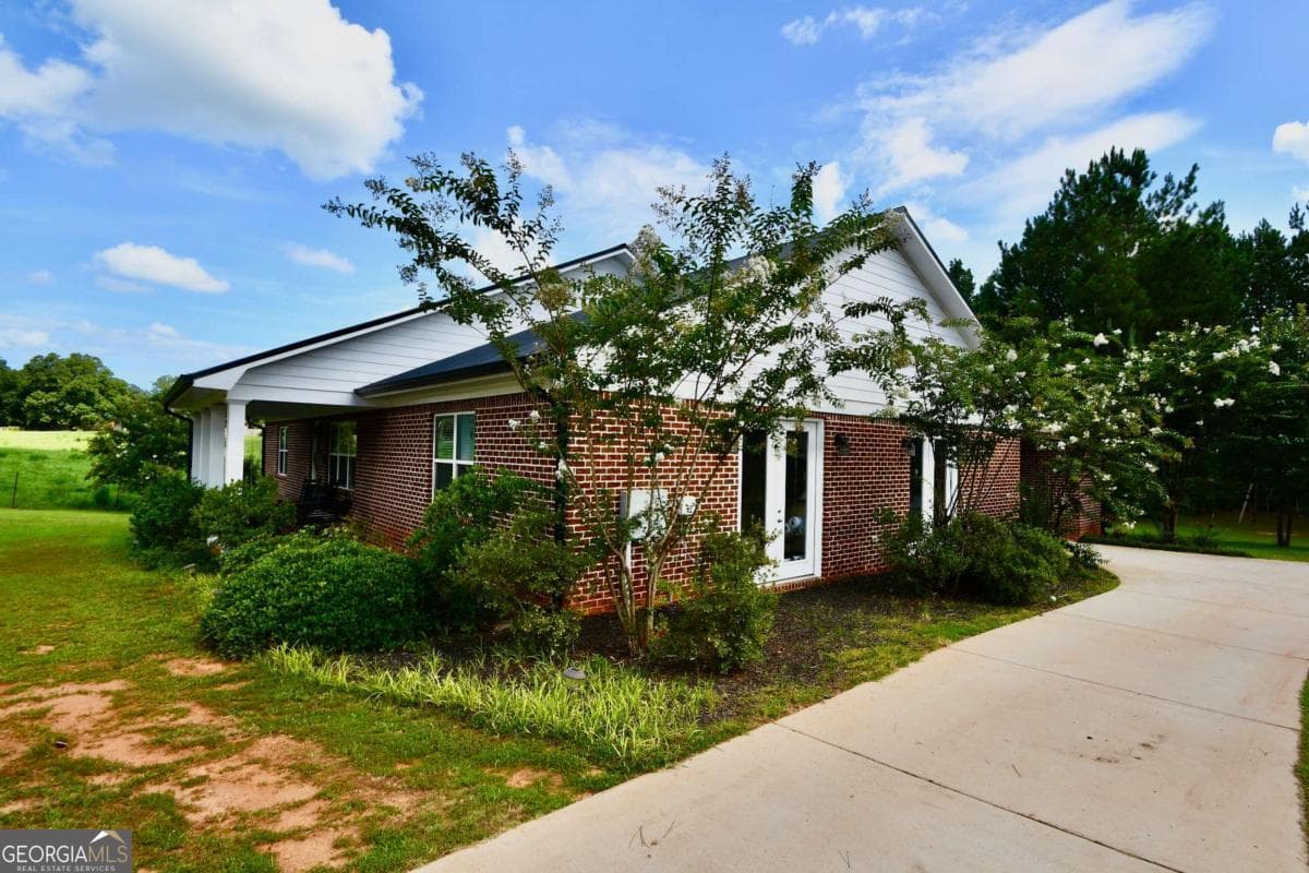 2 bedroom, 2.5 bathroom, 2,470 sq ft single family residence for sale at 2210 Flat Rock Road, Watkinsville, GA 30677 — photo 2
