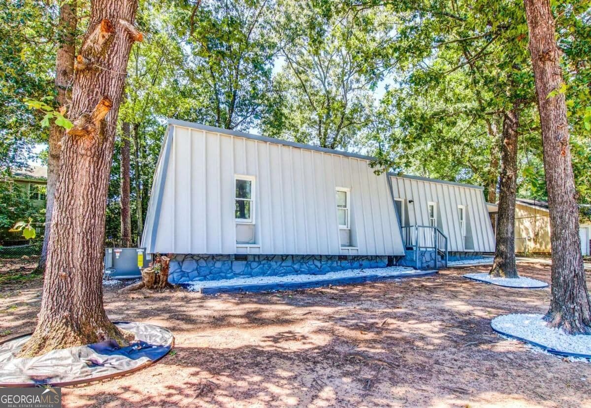 3 bedroom, 2 bathroom, 1,204 sq ft single family residence for rent at 1764 Big Horn Court, Conyers, GA 30013 for $1,600 a month — photo 1 of 28