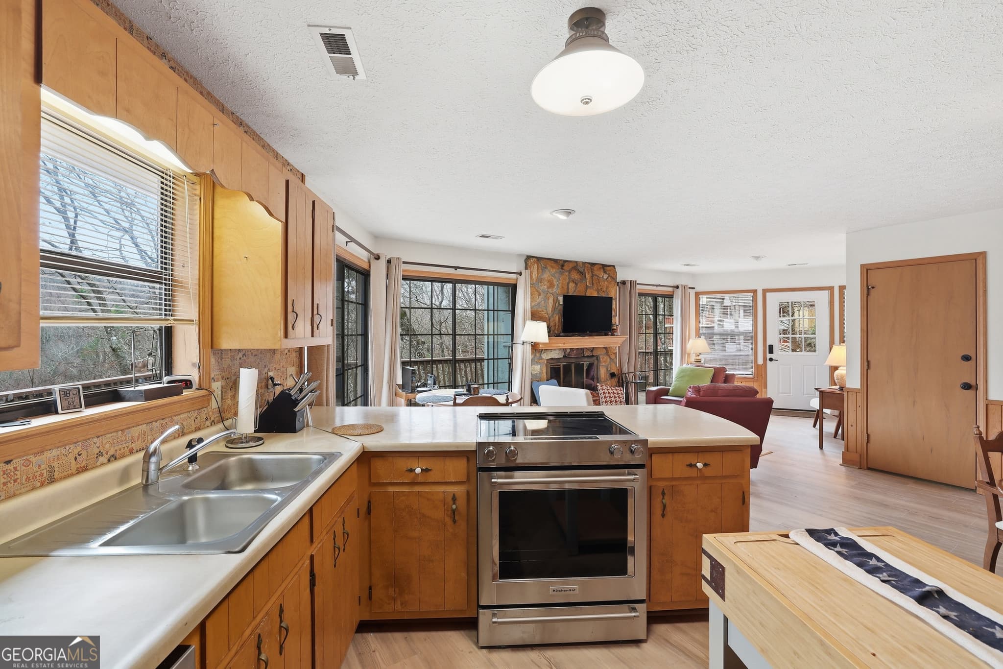 4 bedroom, 3 bathroom, 1,980 sq ft single family residence for sale at 578 Saddleback Circle, Sky Valley, GA 30537 — photo 9