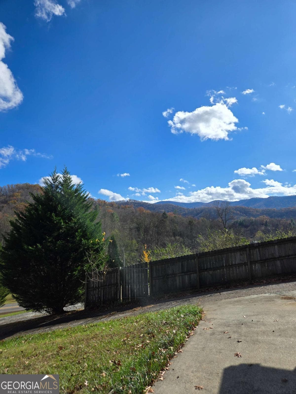 3 bedroom, 2 bathroom, 1,444 sq ft single family residence for sale at 325 Scataway Road, Hiawassee, GA 30546 — photo 2