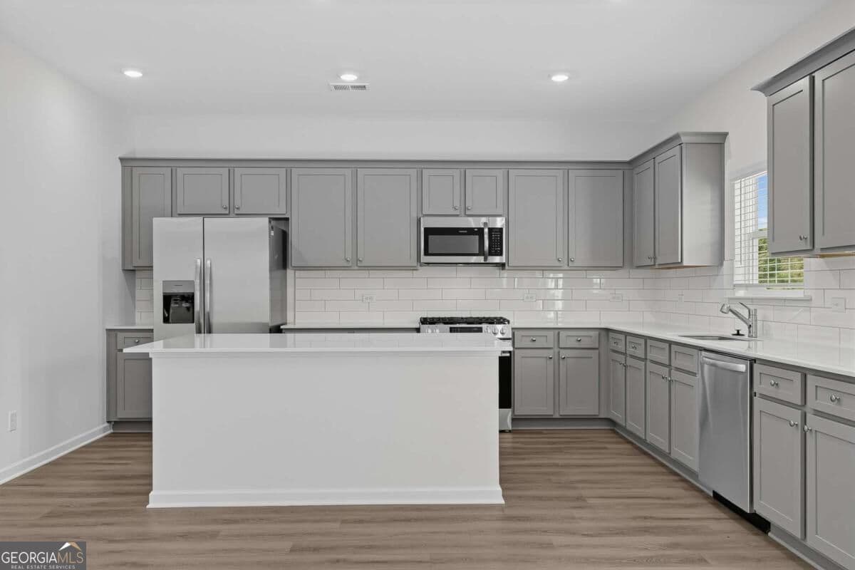 5 bedroom, 4.5 bathroom, 2,821 sq ft single family residence for sale at 3884 Breton Cove, Bethlehem, GA 30620 — photo 4