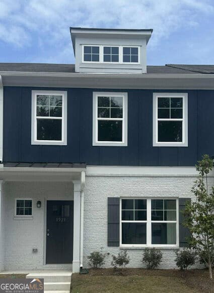 3 bedroom, 2.5 bathroom, 1,685 sq ft townhouse for sale at 1922 Christine Way 110, Conyers, GA 30013 — photo 1 of 40