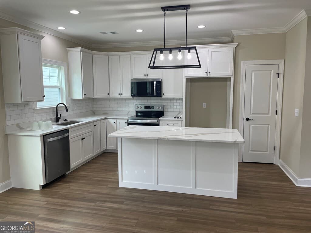 3 bedroom, 2 bathroom, 1,634 sq ft single family residence for sale at 408 Village Drive, Dublin, GA 31021 — photo 3