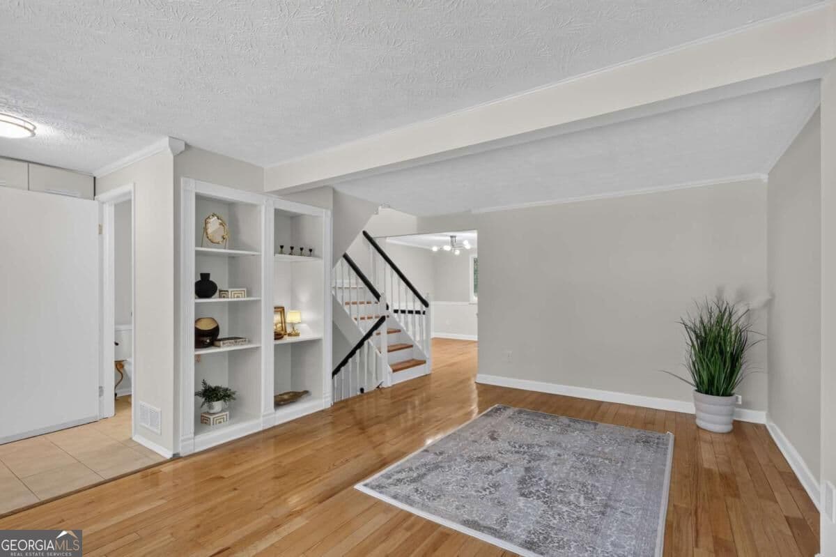 3 bedroom, 3 bathroom, 1,555 sq ft townhouse for sale at 284 Roswell Commons Circle, Roswell, GA 30076 — photo 2