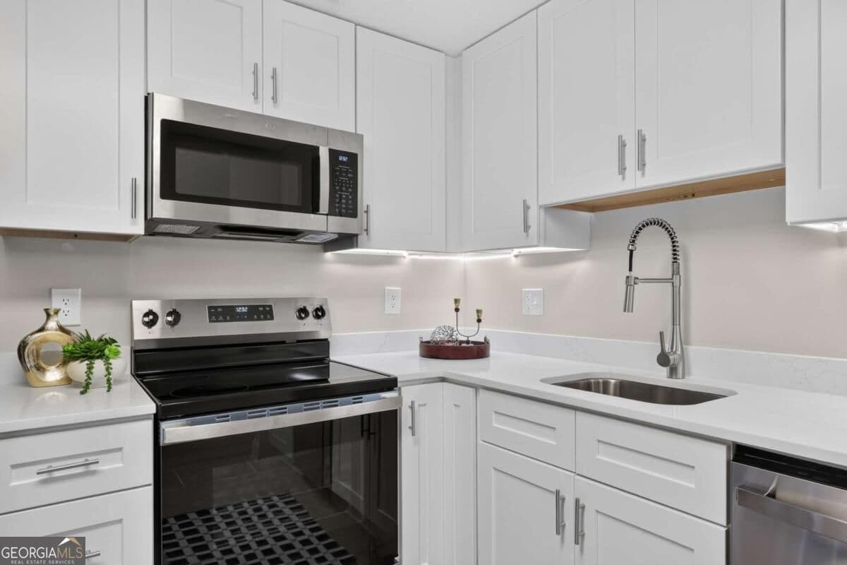 3 bedroom, 3 bathroom, 1,555 sq ft townhouse for sale at 284 Roswell Commons Circle, Roswell, GA 30076 — photo 6