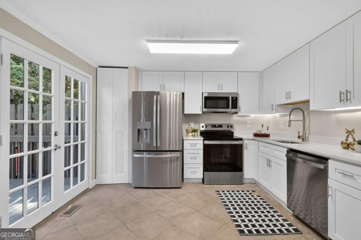 3 bedroom, 3 bathroom, 1,555 sq ft townhouse for sale at 284 Roswell Commons Circle, Roswell, GA 30076 — photo 7