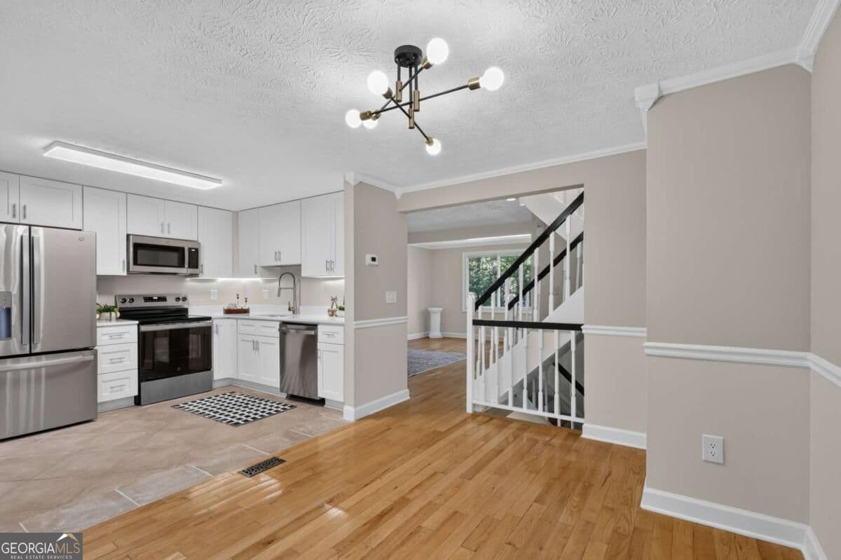 3 bedroom, 3 bathroom, 1,555 sq ft townhouse for sale at 284 Roswell Commons Circle, Roswell, GA 30076 — photo 3