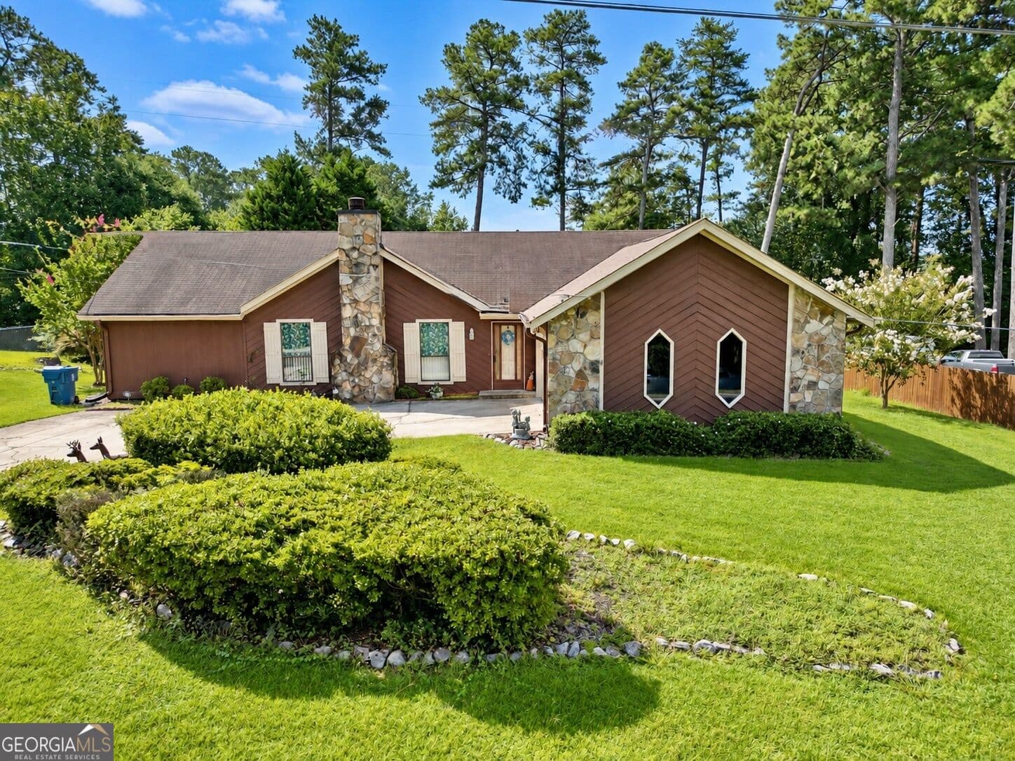 3 bedroom, 2 bathroom, 1,568 sq ft single family residence for sale at 1166 Lakeridge Court, Grayson, GA 30017 — photo 1 of 31