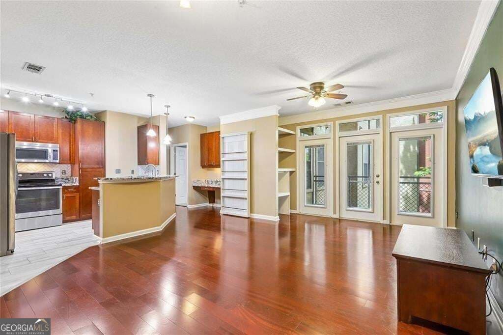 1 bedroom, 1 bathroom, 884 sq ft condominium for sale at 400 17th Street 1233, Atlanta, GA 30363 — photo 1 of 39
