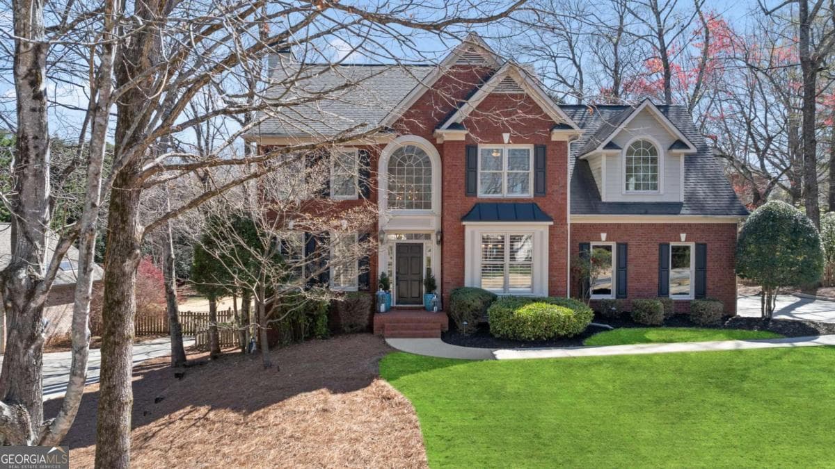 4 bedroom, 3.5 bathroom, 3,484 sq ft single family residence sold at 720 Lakeglen Drive, Suwanee, GA 30024