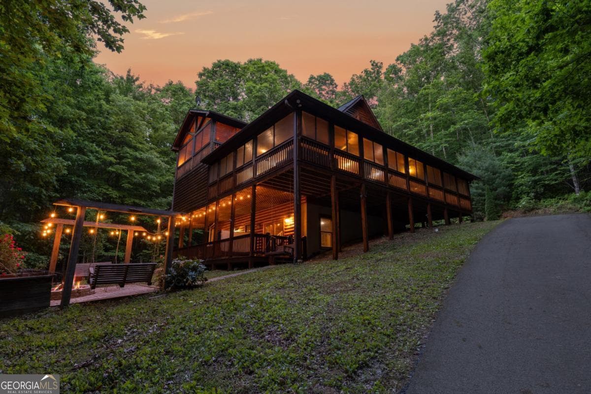 3 bedroom, 3 bathroom, 3,240 sq ft cabin,single family residence for sale at 220 Solar Drive, Blue Ridge, GA 30513 — photo 3