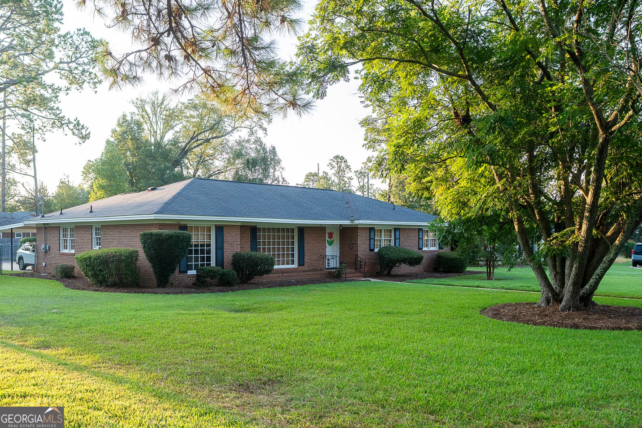 4 bedroom, 2 bathroom, 2,212 sq ft single family residence for sale at 516 Summit Drive, Albany, GA 31707 — photo 2