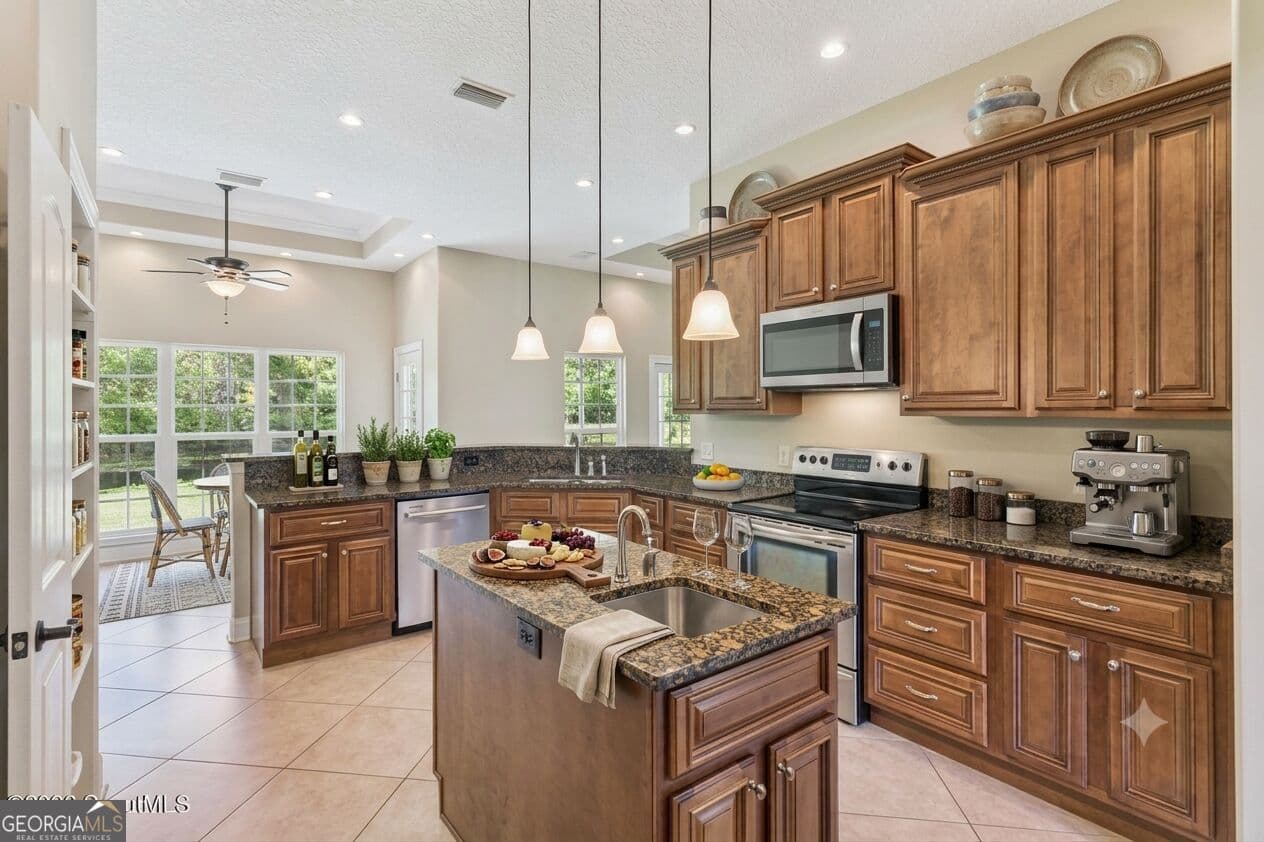 3 bedroom, 3 bathroom, 2,707 sq ft single family residence under contract at 190 Lakes Drive, Brunswick, GA 31523 — photo 3