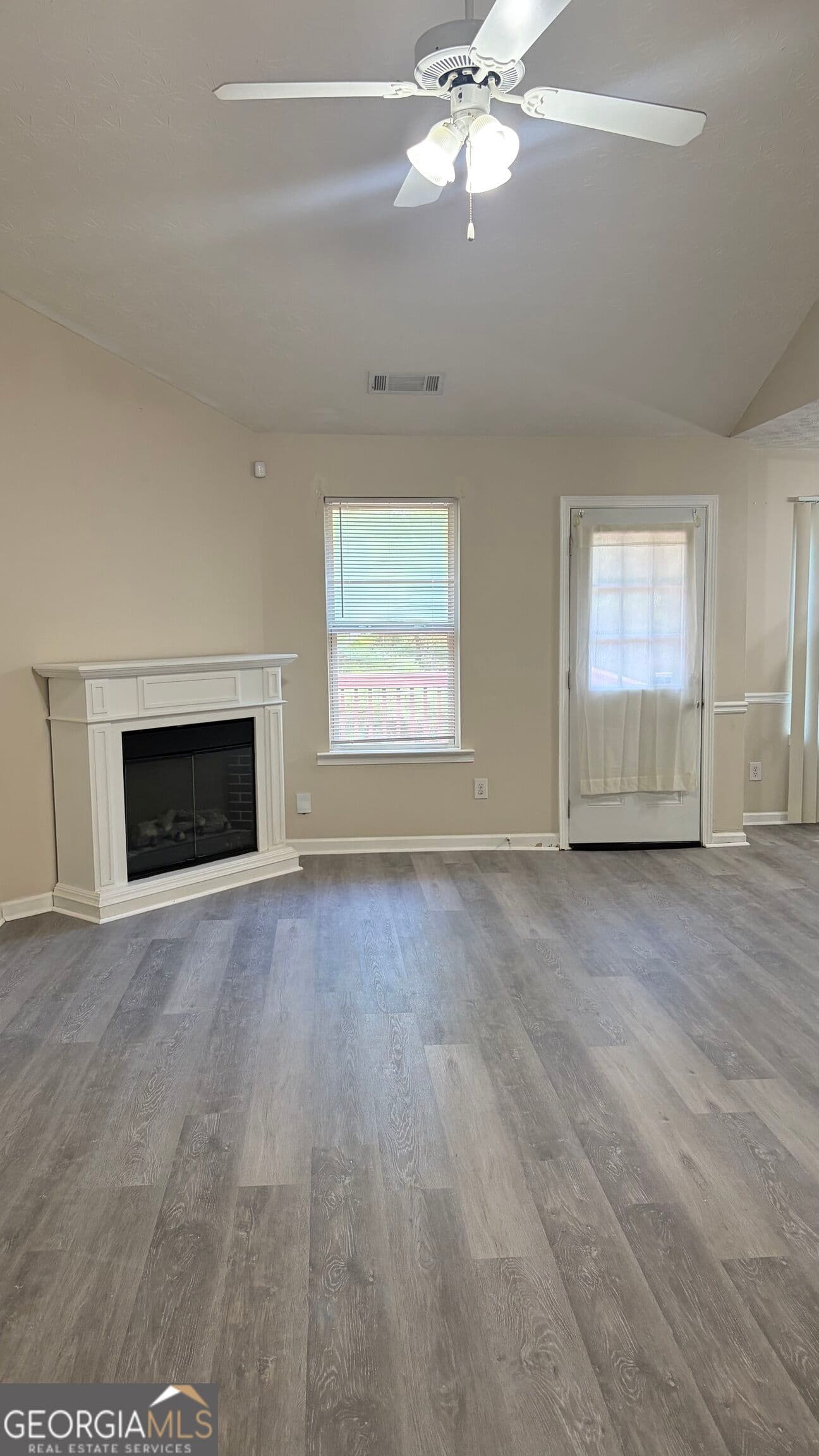 4 bedroom, 2 bathroom, 2,096 sq ft single family residence for rent at 3229 Meadow Point Drive, Snellville, GA 30039 for $2,200 a month — photo 2