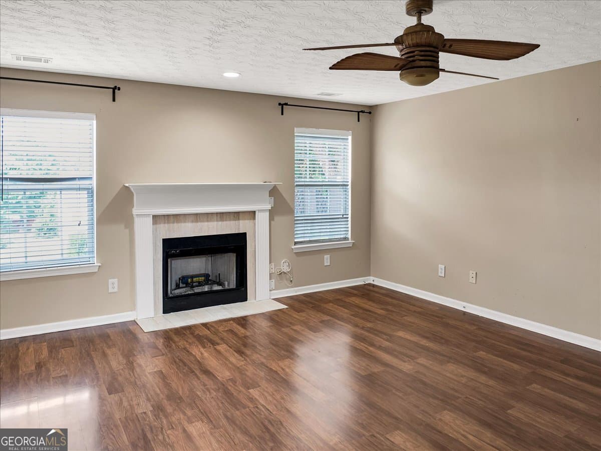 4 bedroom, 2.5 bathroom, 2,807 sq ft single family residence for sale at 3725 Crescent Walk Lane, Suwanee, GA 30024 — photo 8