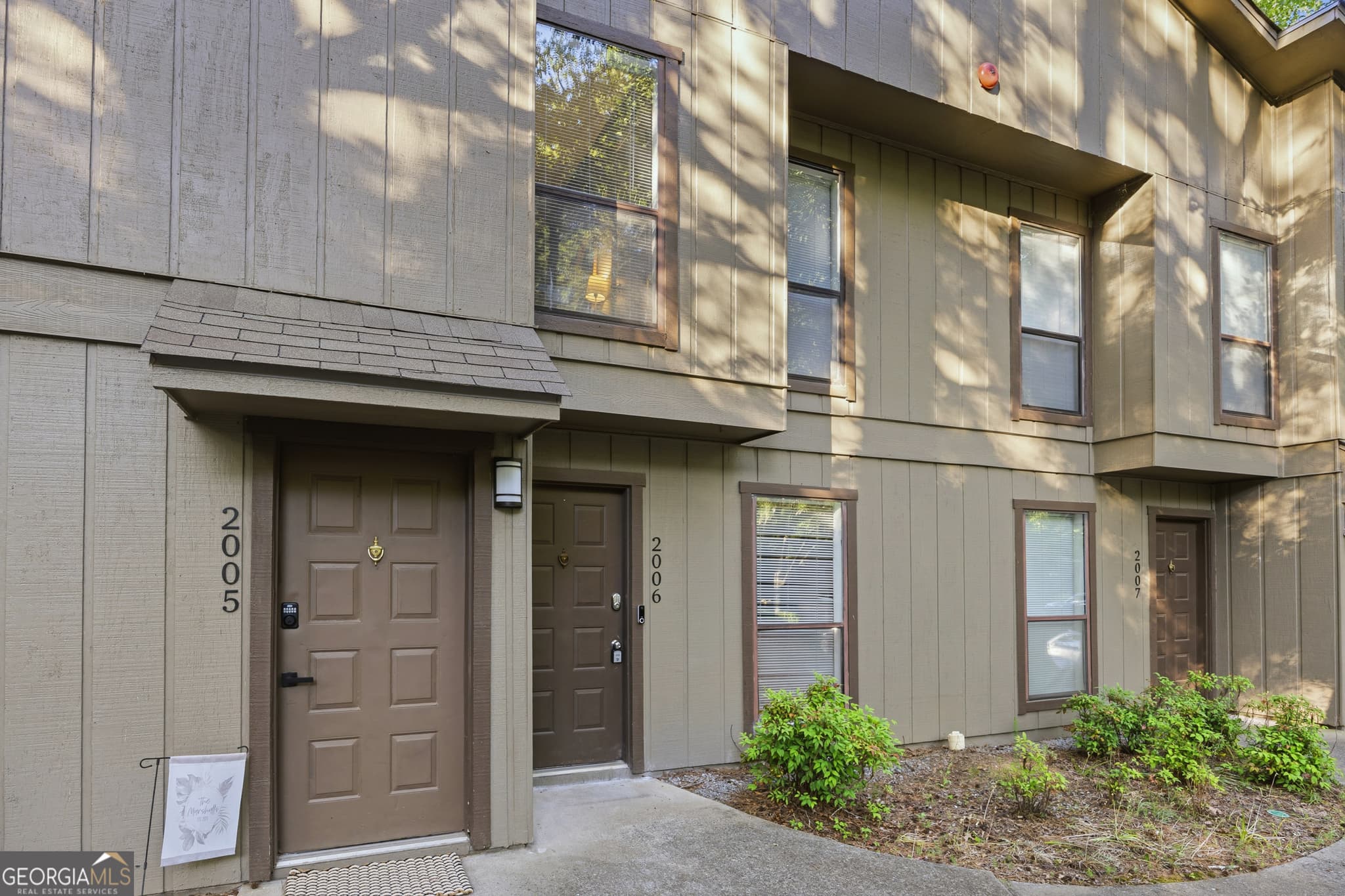 2 bedroom, 1 bathroom, 1,109 sq ft condominium for sale at 2006 Cumberland Court, Smyrna, GA 30080 — photo 2