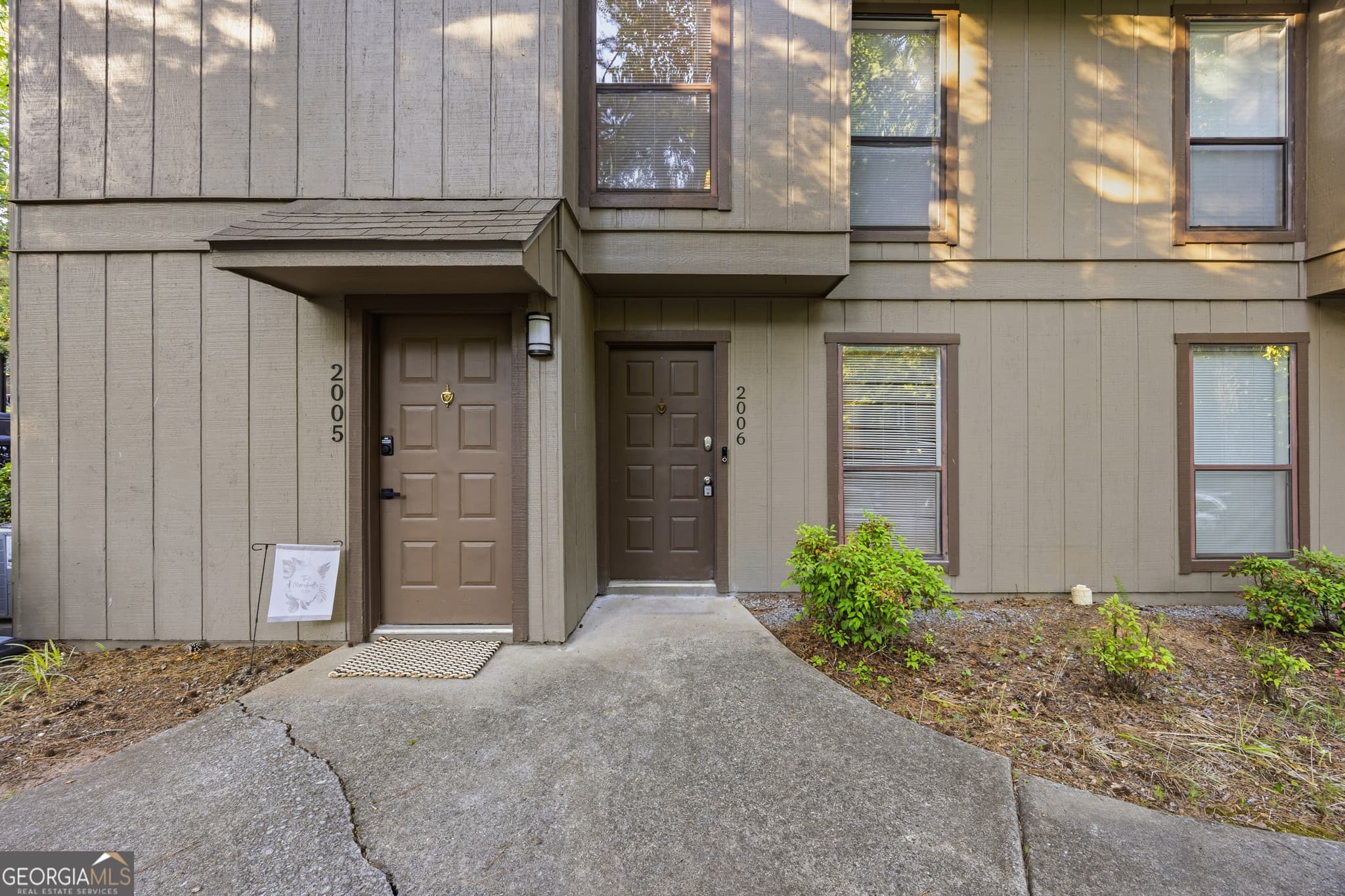 2 bedroom, 1 bathroom, 1,109 sq ft condominium for sale at 2006 Cumberland Court, Smyrna, GA 30080