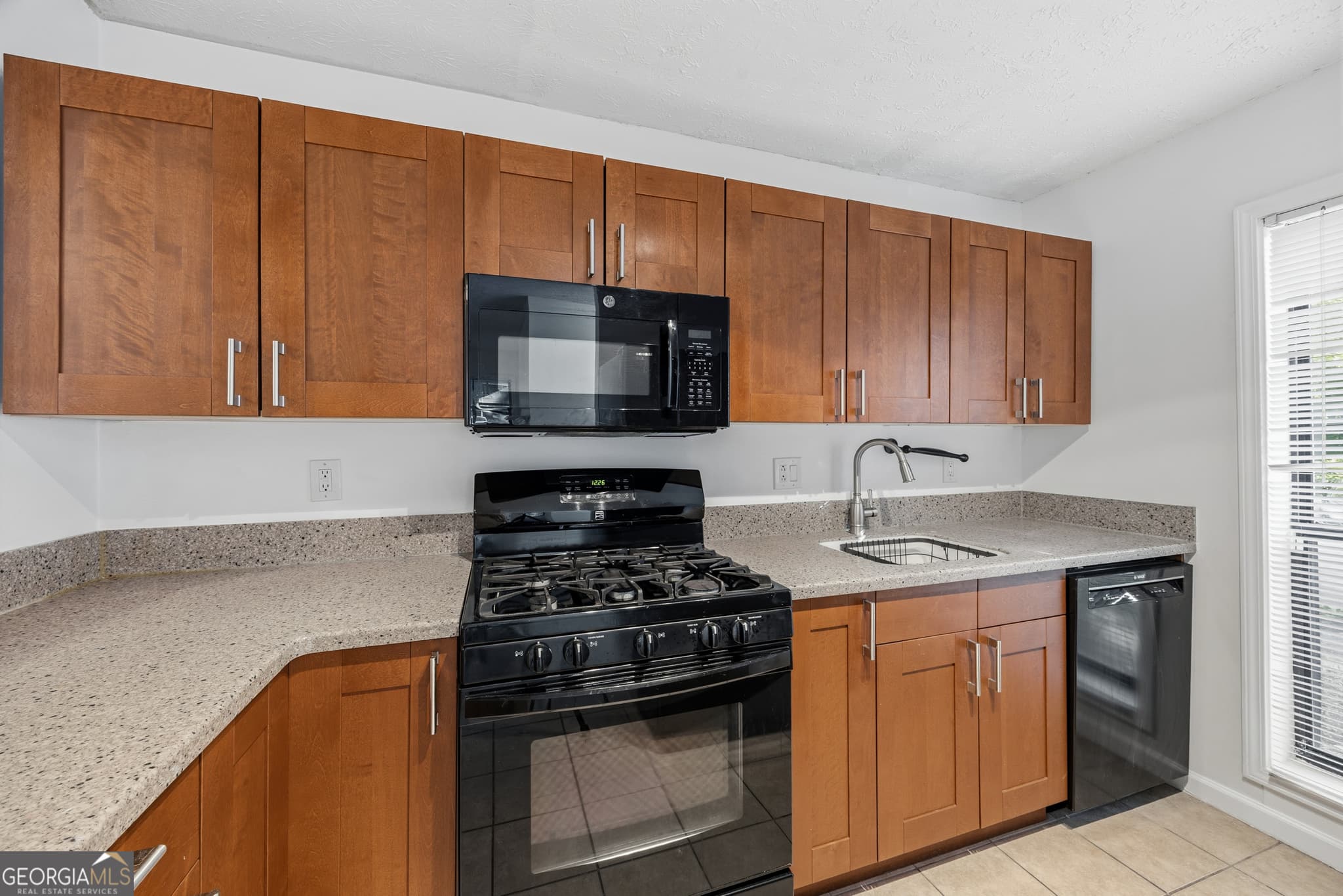 2 bedroom, 1 bathroom, 1,109 sq ft condominium for sale at 2006 Cumberland Court, Smyrna, GA 30080 — photo 5