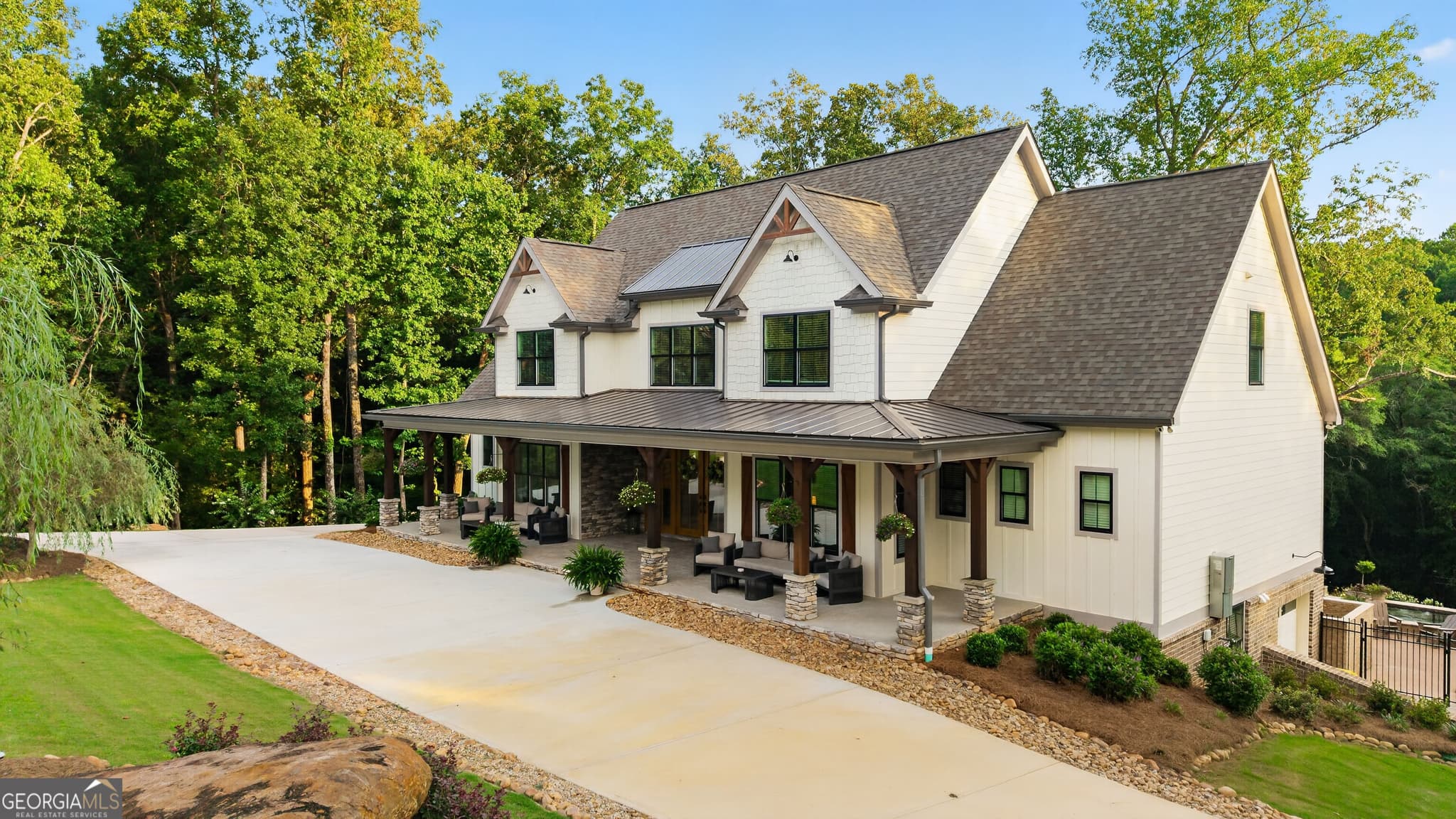 6 bedroom, 5.5 bathroom, 6,011 sq ft single family residence for sale at 109 Forest Pointe Drive, Forsyth, GA 31029 — photo 2