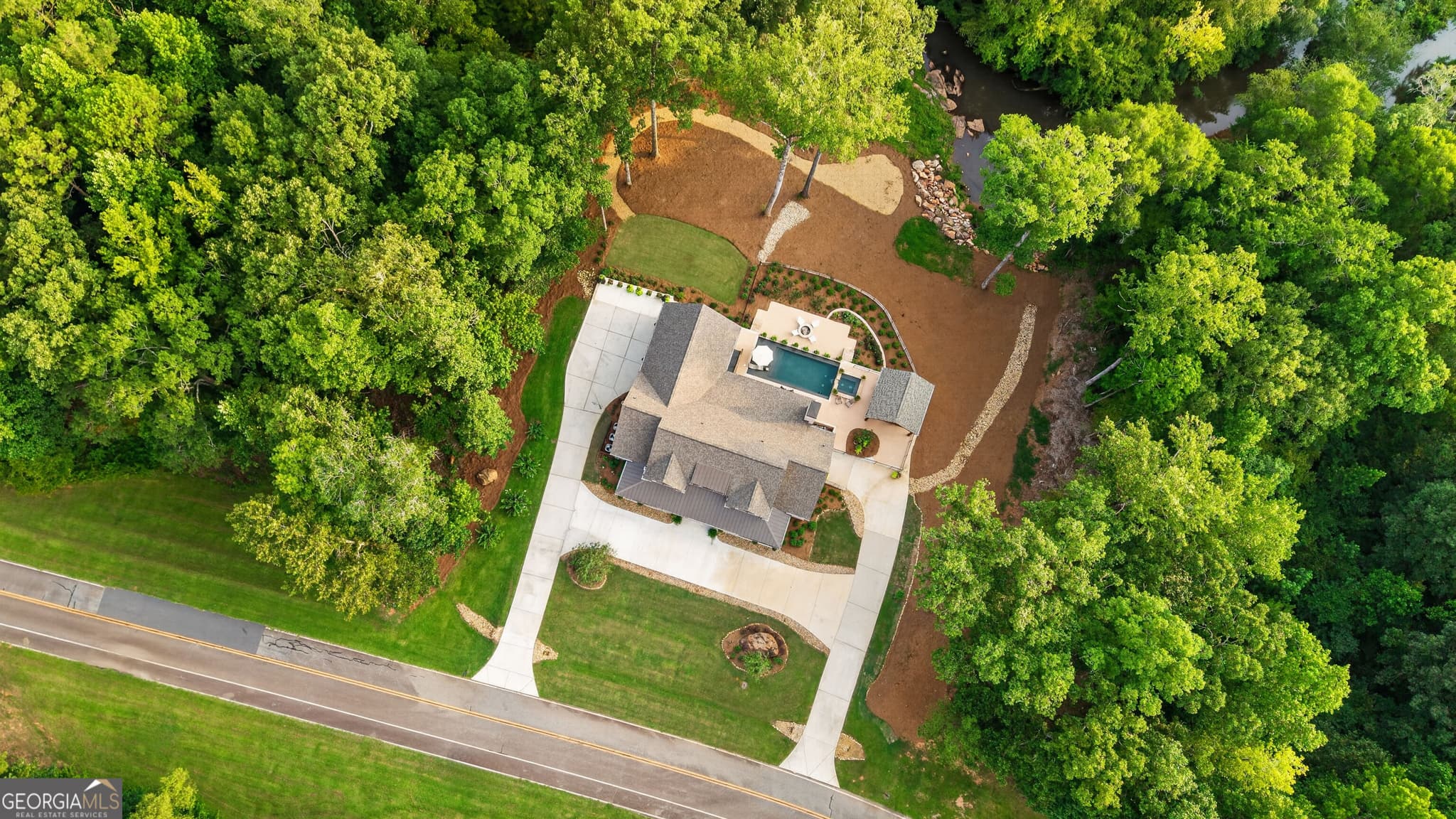 6 bedroom, 5.5 bathroom, 6,011 sq ft single family residence for sale at 109 Forest Pointe Drive, Forsyth, GA 31029 — photo 3