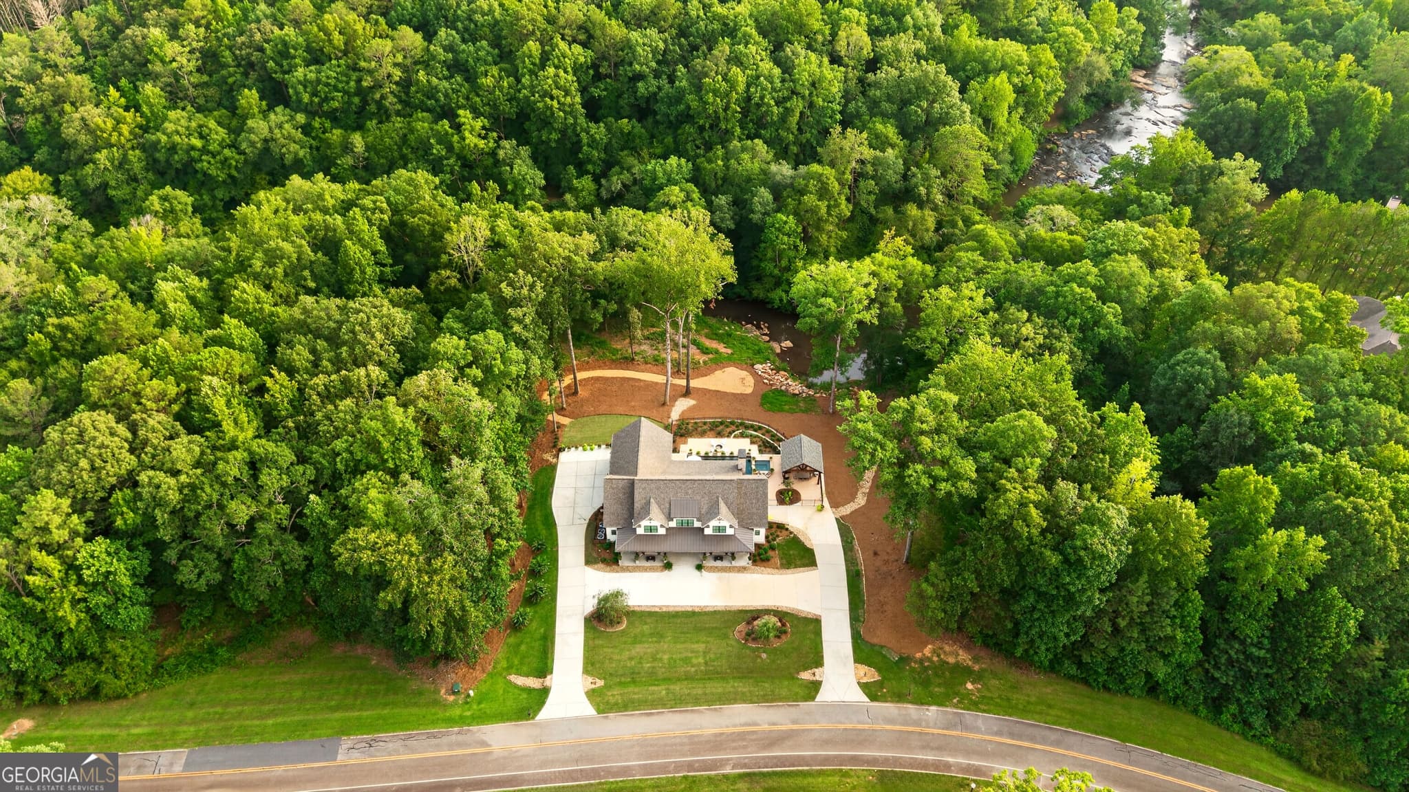 6 bedroom, 5.5 bathroom, 6,011 sq ft single family residence for sale at 109 Forest Pointe Drive, Forsyth, GA 31029 — photo 9